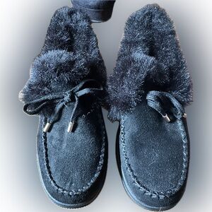 NWOT Black Fuzzy Moccasin Slippers